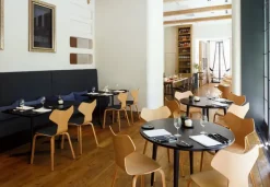 Fritz Hansen 4130 Grand Prix med træben af Arne Jacobsen><noscript><img width=