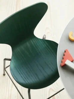 Fritz Hansen 3177 Junior Højstol, farvet ask af Arne Jacobsen><noscript><img width=