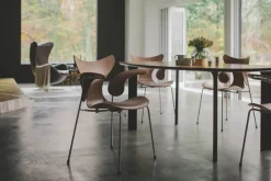 Fritz Hansen 3208 Liljen armstol i valnød af Arne Jacobsen><noscript><img width=