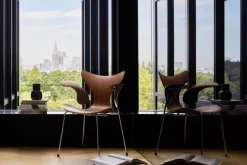 Fritz Hansen 3208 Liljen armstol i valnød af Arne Jacobsen><noscript><img width=