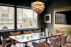 Fritz Hansen 3208 Liljen med armlæn af Arne Jacobsen><noscript><img width=