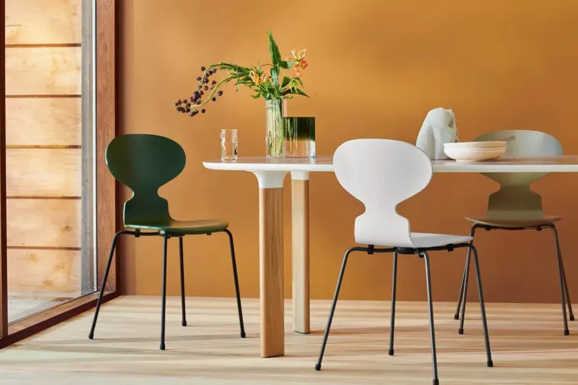 Fritz Hansen 3101 Myren Stol i farvet ask af Arne Jacobsen> Spisebordsstole
