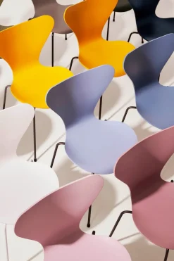 Fritz Hansen 3107 Serie 7 stol i farvet ask af Arne Jacobsen> Spisebordsstole