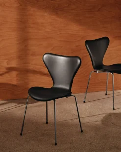 Fritz Hansen 3107 stol, fuldpolstret Essential læder sort/sort stel af Arne Jacobsen><noscript><img width=