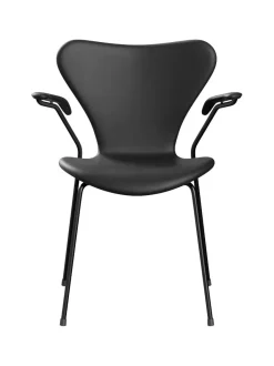 Fritz Hansen 3207 stol m/armlæn, fuldpolstret Essential læder sort/sort stel af Arne Jacobsen> Spisebordsstole