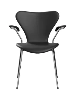 Fritz Hansen 3207 stol m/armlæn, fuldpolstret Essential læder sort/krom stel af Arne Jacobsen> Spisebordsstole