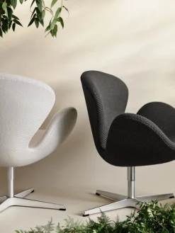 Fritz Hansen 3320 Svanen i stof (prisgruppe 1) af Arne Jacobsen> Lænestole