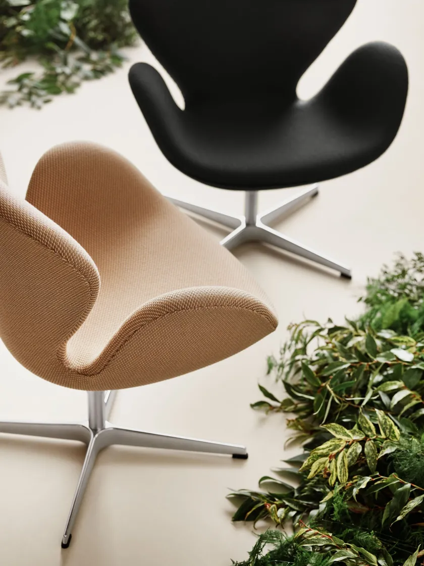 Fritz Hansen 3320 Svanen i stof (prisgruppe 1) af Arne Jacobsen> Lænestole