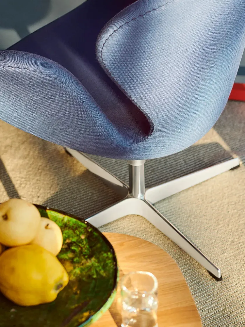 Fritz Hansen 3320 Svanen i stof (prisgruppe 1) af Arne Jacobsen> Lænestole