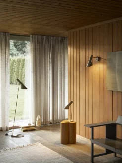 Louis Poulsen AJ Mini Table Lamp, black/brass af Arne Jacobsen><noscript><img width=