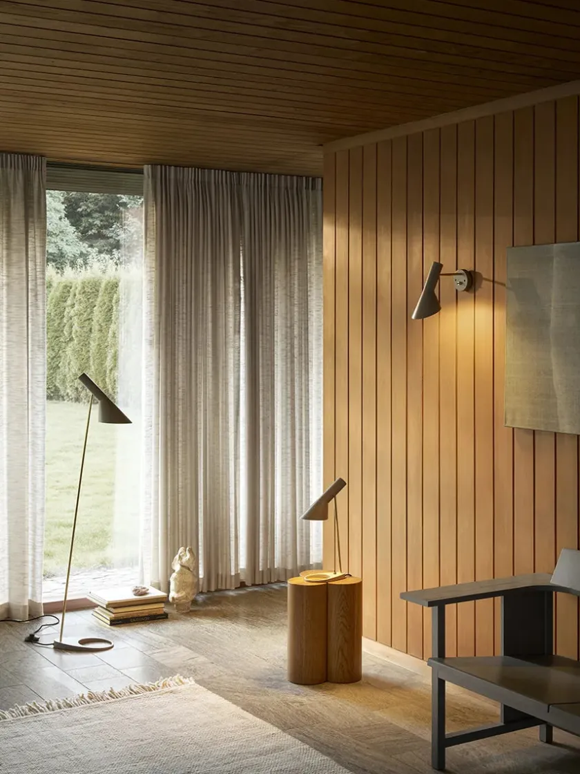 Louis Poulsen AJ Mini Table Lamp, black/brass af Arne Jacobsen> Spots
