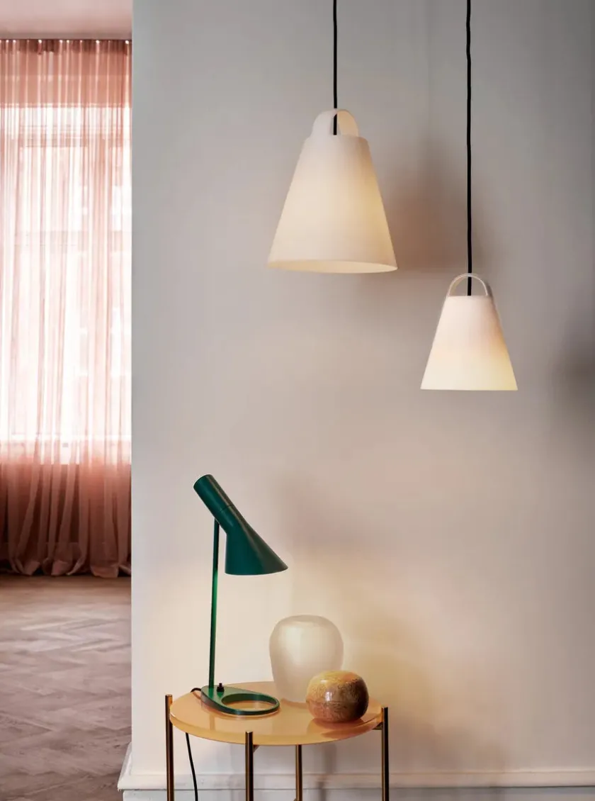 Louis Poulsen AJ Mini Table Lamp, grey/brass af Arne Jacobsen> Spots
