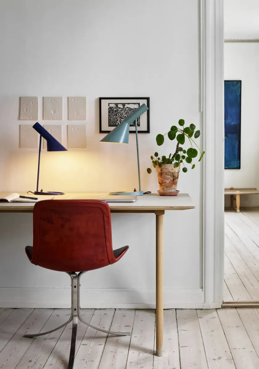 Louis Poulsen AJ Mini Table Lamp, grey/brass af Arne Jacobsen> Spots