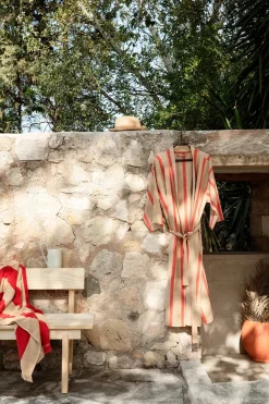 Ferm Living Alee Bath Towel, light camel/red fra> Badeværelsestekstiler
