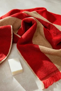 Ferm Living Alee Bath Towel, light camel/red fra><noscript><img width=