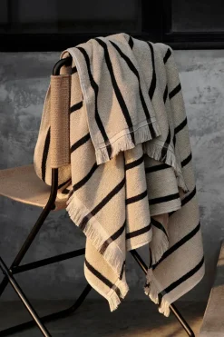 Ferm Living Alee Beach Towel, sand/black fra> Badeværelsestekstiler