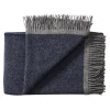 Silkeborg Uldspinderi Alrø Plaid, grey navy fra> Gaver Til Ham|Puder Og Plaider