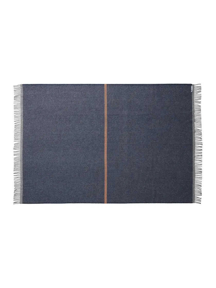 Silkeborg Uldspinderi Alrø Plaid, grey navy fra> Gaver Til Ham|Puder Og Plaider