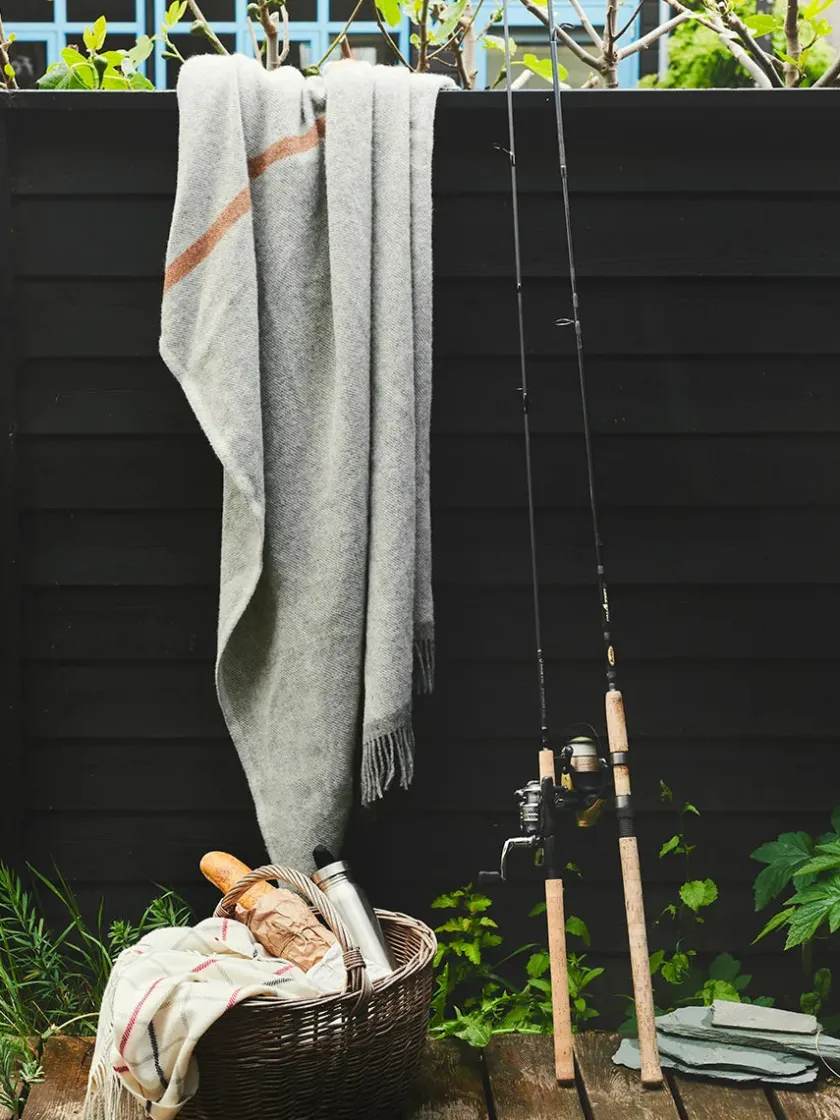 Silkeborg Uldspinderi Alrø Plaid, grey navy fra> Gaver Til Ham|Puder Og Plaider
