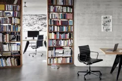 Vitra Aluminium Chair EA 117 Kontorstol, sort læder fra><noscript><img width=