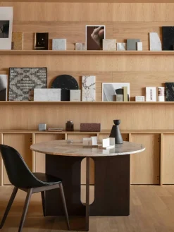 Audo Copenhagen Androgyne Dining Table Ø120 dark stained oak fra><noscript><img width=