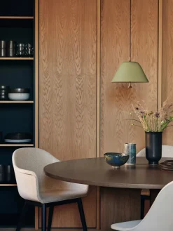 Audo Copenhagen Androgyne Dining Table Ø120 dark stained oak, sand sten fra><noscript><img width=