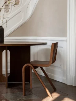 Audo Copenhagen Androgyne Dining Table Ø120 dark stained oak, sand sten fra><noscript><img width=