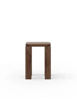 New Works Atlas Stool, Smoked Oak fra> Skamler