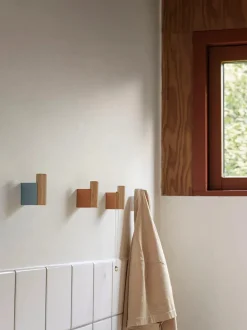 Muuto Attach Coat Hooks, 2 stk. fra> Knagerækker|Entrémøbler