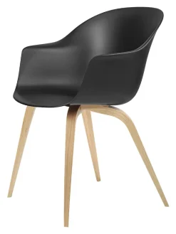 GUBI Bat Spisestol, wood base fra><noscript><img width=