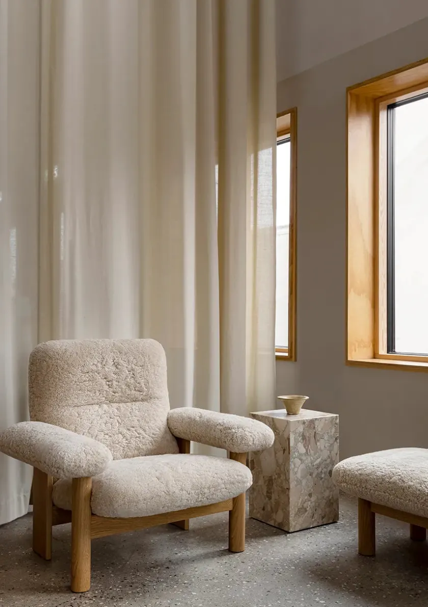 Audo Copenhagen Brasilia Lounge Chair, Natural Oak Sheepskin Nature fra> Lænestole