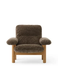 Audo Copenhagen Brasilia Lounge Chair, Natural Oak Sheepskin Nature fra><noscript><img width=