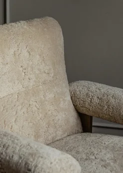 Audo Copenhagen Brasilia Lounge Chair, Natural Oak Sheepskin Root fra><noscript><img width=