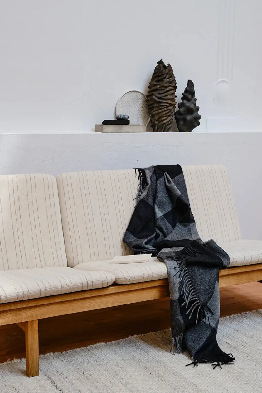 Silkeborg Uldspinderi Caracas Plaid, black fra> Puder Og Plaider