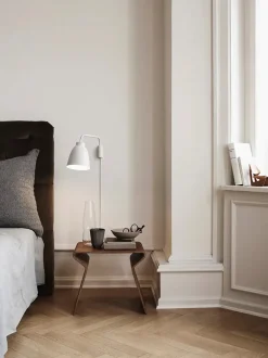 Fritz Hansen Caravaggio Read væglampe fra><noscript><img width=