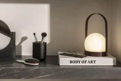 Audo Copenhagen Carrie LED Bordlampe fra> Portable Lamper|Spots