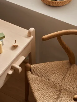 Carl Hansen & Søn CH24 Children's Chair af Hans J. Wegner><noscript><img width=