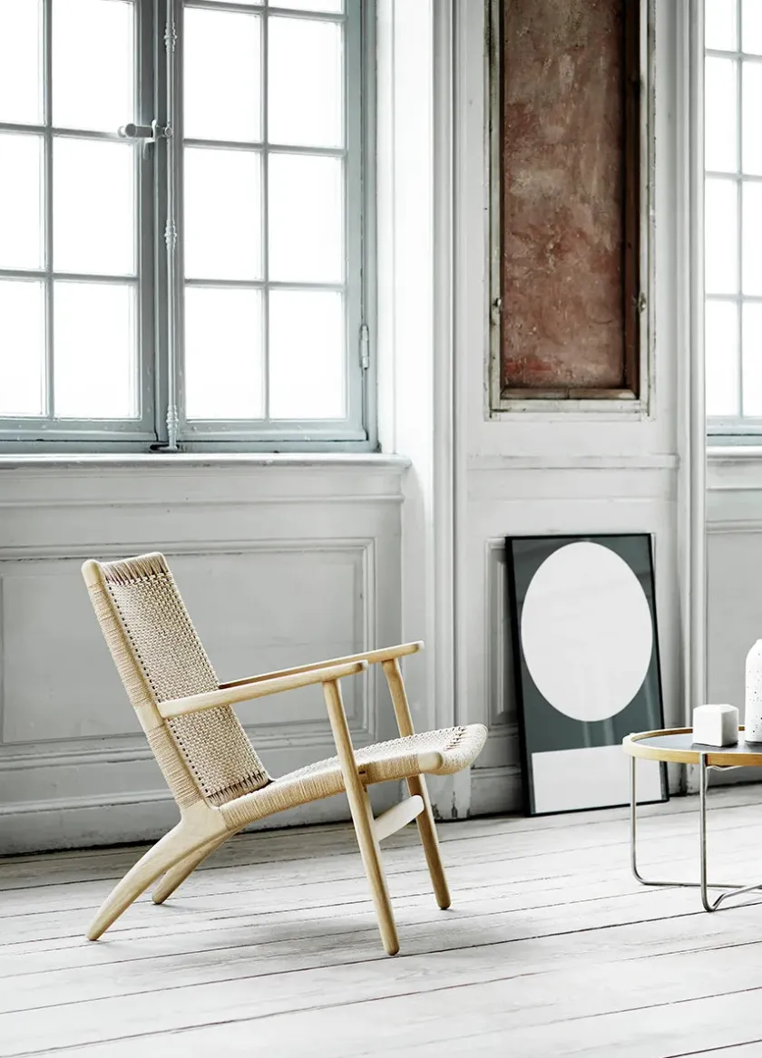 Carl Hansen & Søn CH25 Loungestol, eg sortmalet med naturflet af Hans J. Wegner> Loungestole|Lænestole