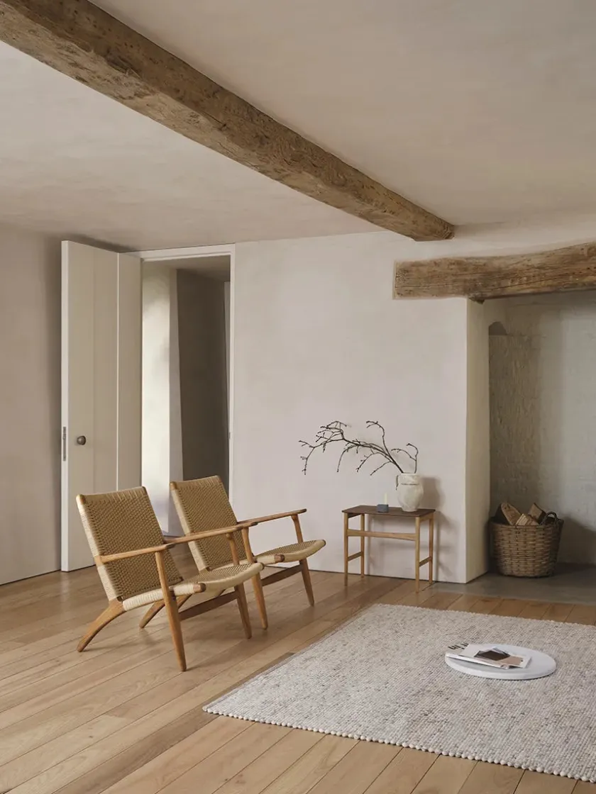 Carl Hansen & Søn CH25 Loungestol, eg sortmalet med naturflet af Hans J. Wegner> Loungestole|Lænestole