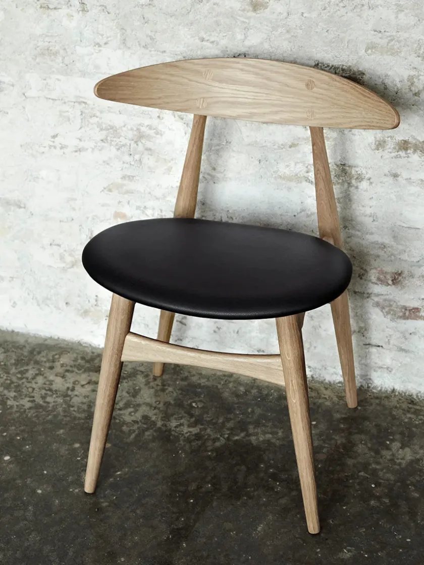 Carl Hansen & Søn CH33 Stol, sæbebehandlet eg/sort læder af Hans J. Wegner> Spisebordsstole