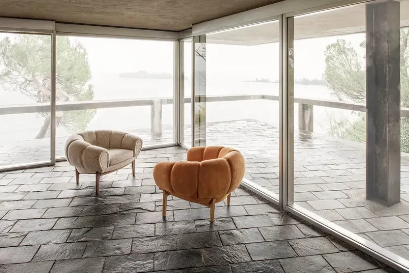 GUBI Croissant Lounge Chair, fabric fra> Lænestole