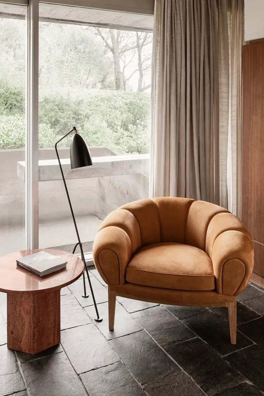 GUBI Croissant Lounge Chair, fabric fra> Lænestole