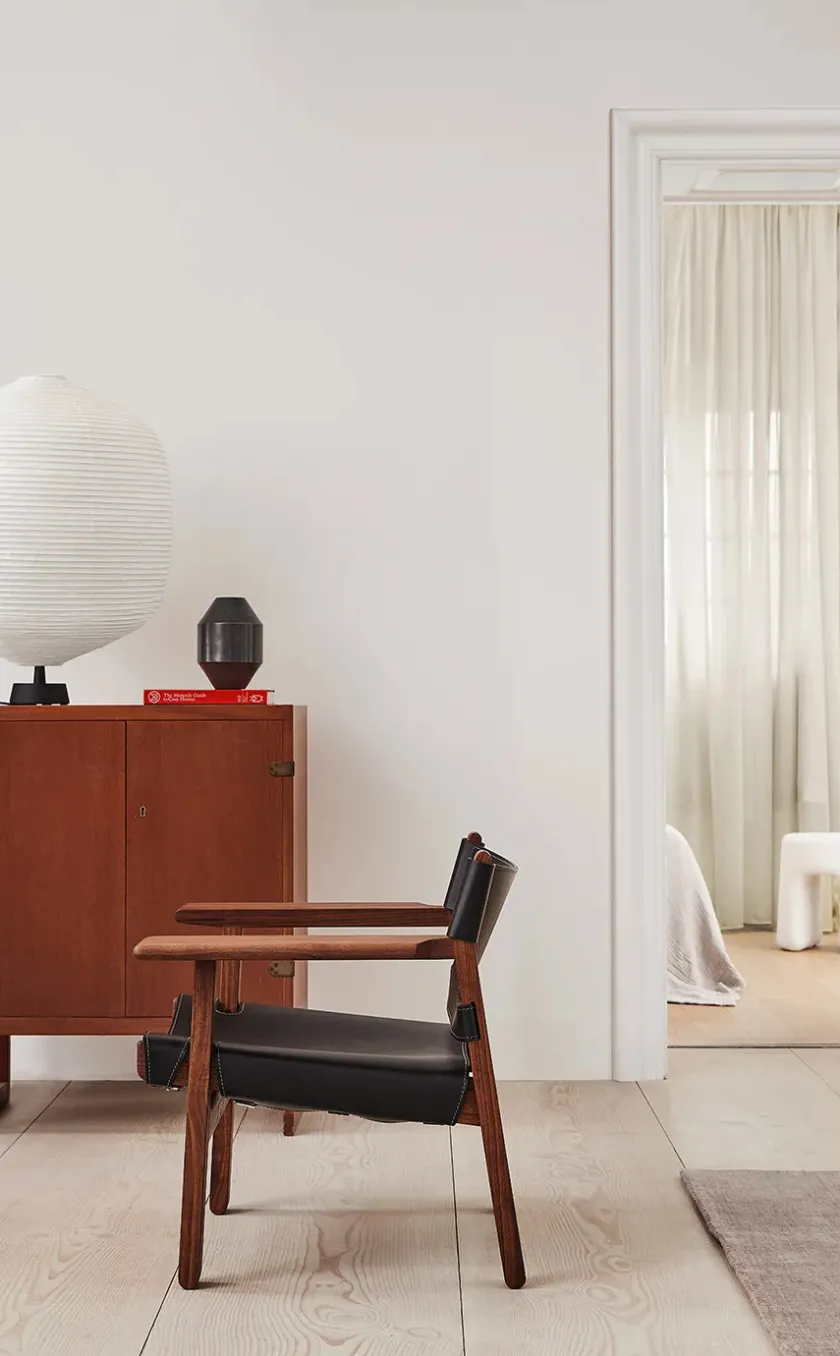Fredericia Furniture Den Spanske Stol i sort læder, eg sort lak af Børge Mogensen> Lænestole