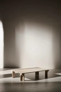 GUBI Doric Coffee Table 140 x 80 cm, Neutral White Travertine fra> Sofaborde