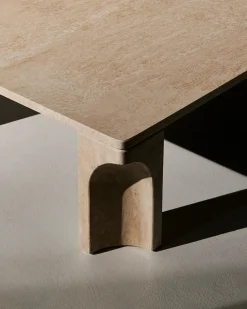 GUBI Doric Coffee Table 80 x 80 cm, Neutral White Travertine fra><noscript><img width=