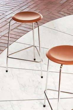 Fritz Hansen Dot barstol, valnød af Arne Jacobsen> Barstole