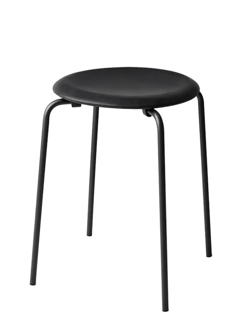 Fritz Hansen Dot skammel, sort af Arne Jacobsen> Skamler