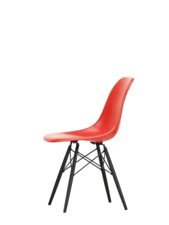 Vitra Eames Fiberglass Chair DSW, sortlakeret ahorn fra><noscript><img width=