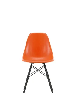 Vitra Eames Fiberglass Chair DSW, sortlakeret ahorn fra><noscript><img width=