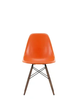 Vitra Eames Fiberglass Chair DSW, mørkbejdset ahorn fra><noscript><img width=